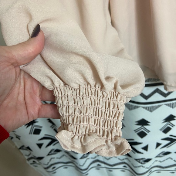 No brand nude colored blouse size M - Picture 3 of 5